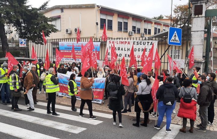 Em greve trabalhadores de limpeza do Hospital Curry Cabral fazem concentração de protesto