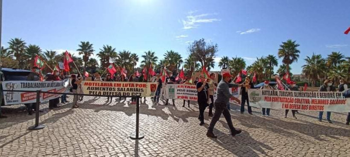 Protesto dos trabalhadores da hotelaria e turismo junto ao Congresso da Associação da Hotelaria de Portugal