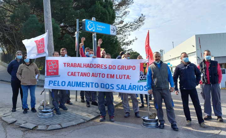 Trabalhadores da Caetano Auto exigem aumento dos salários