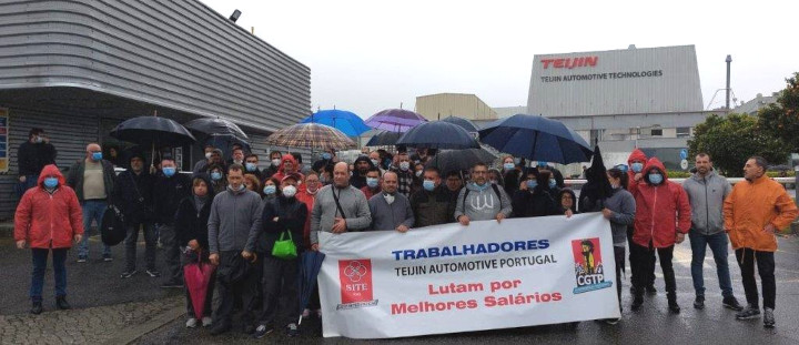 Em greve trabalhadores da Teijin Automotive concentram se à porta da fábrica