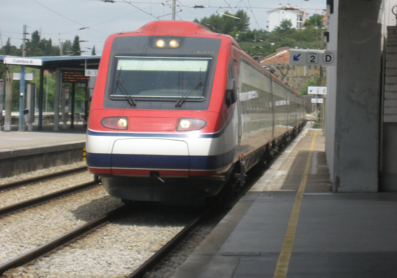 Isabel Camarinha em cordão humano contra o fim da ligação ferroviária com Coimbra B