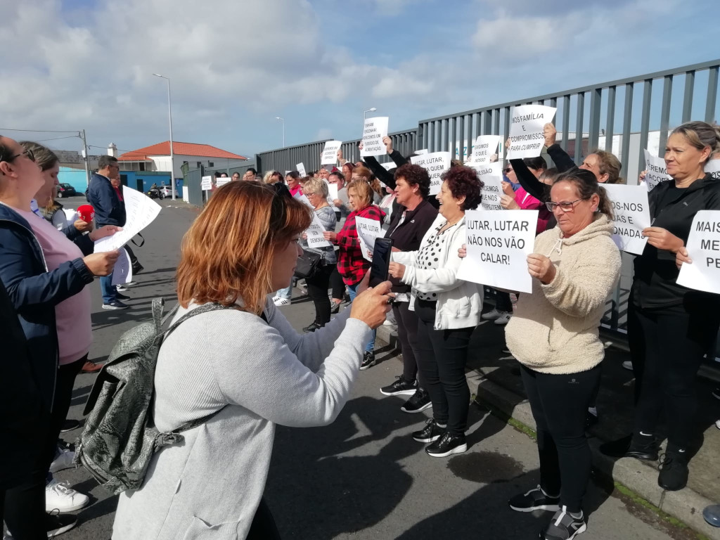 trabalhadoras da COFACO manifestam se por aumento dos salários