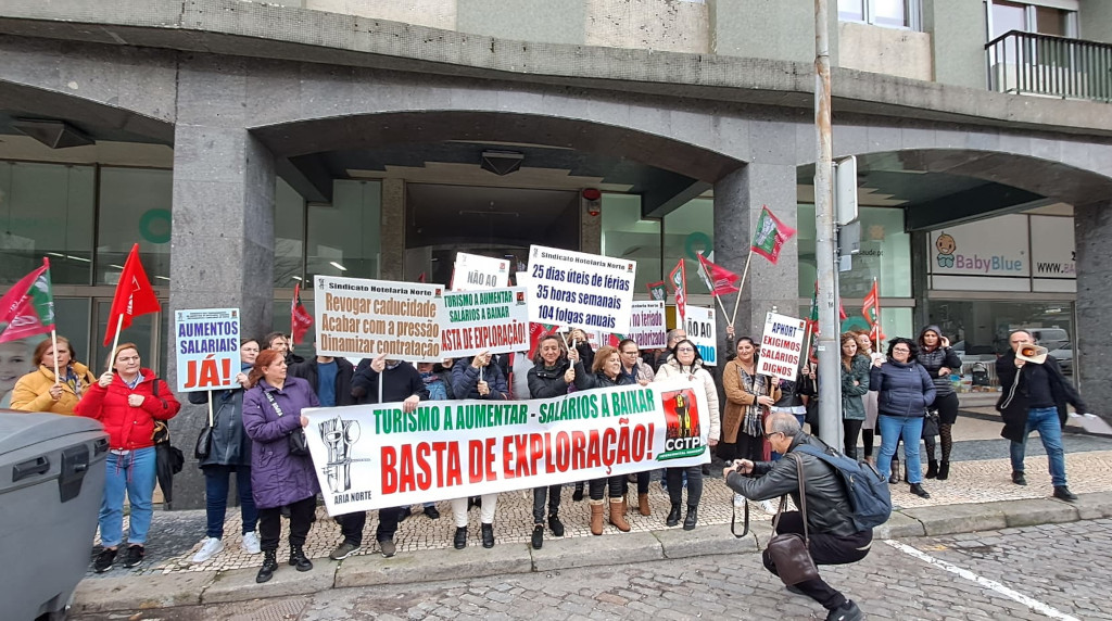 Moção aprovada pelos trabalhadores de hotelaria concentrados à porta da associação patronal