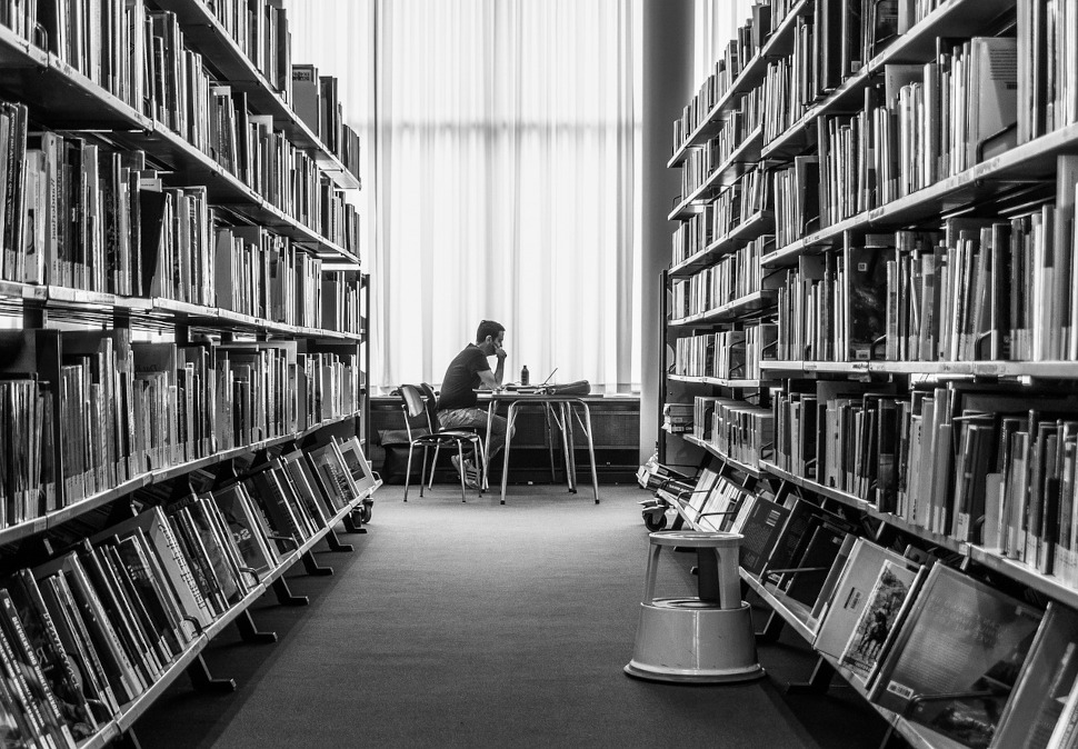 Trabalhadores da Rede de Bibliotecas entregam abaixo assinado